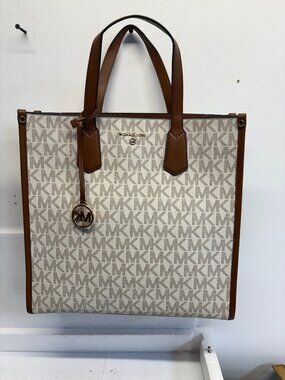 NWT Michael Kors  Very large Hand Bag